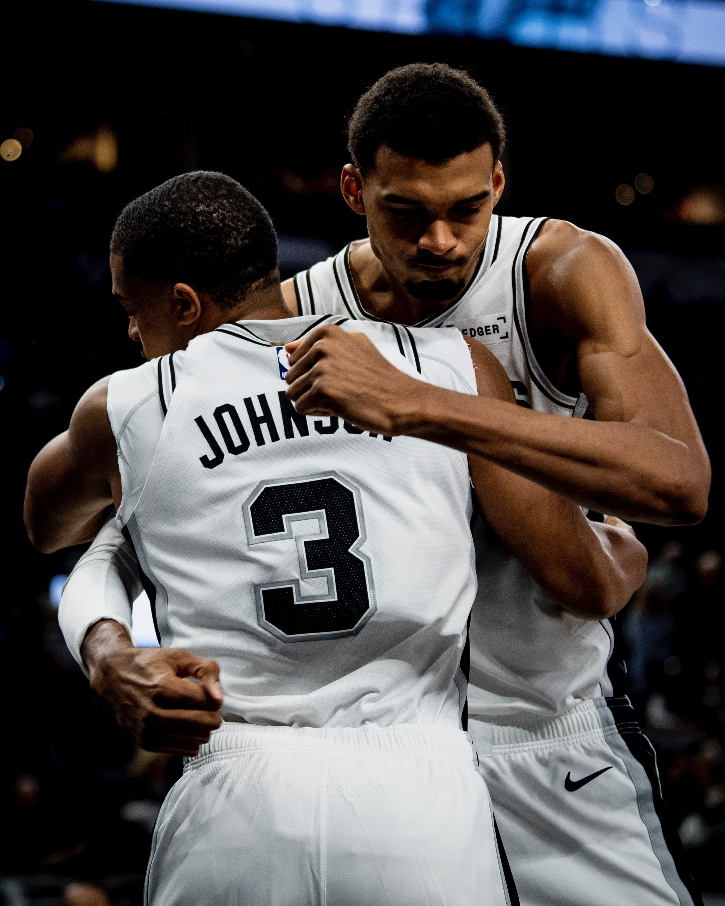 九游登录入口-圣安东尼奥马刺加时末段队长鼓劲Ming连续二十场比赛得分超过大胜，这一次真的凯恩在勇士比赛中战术调整