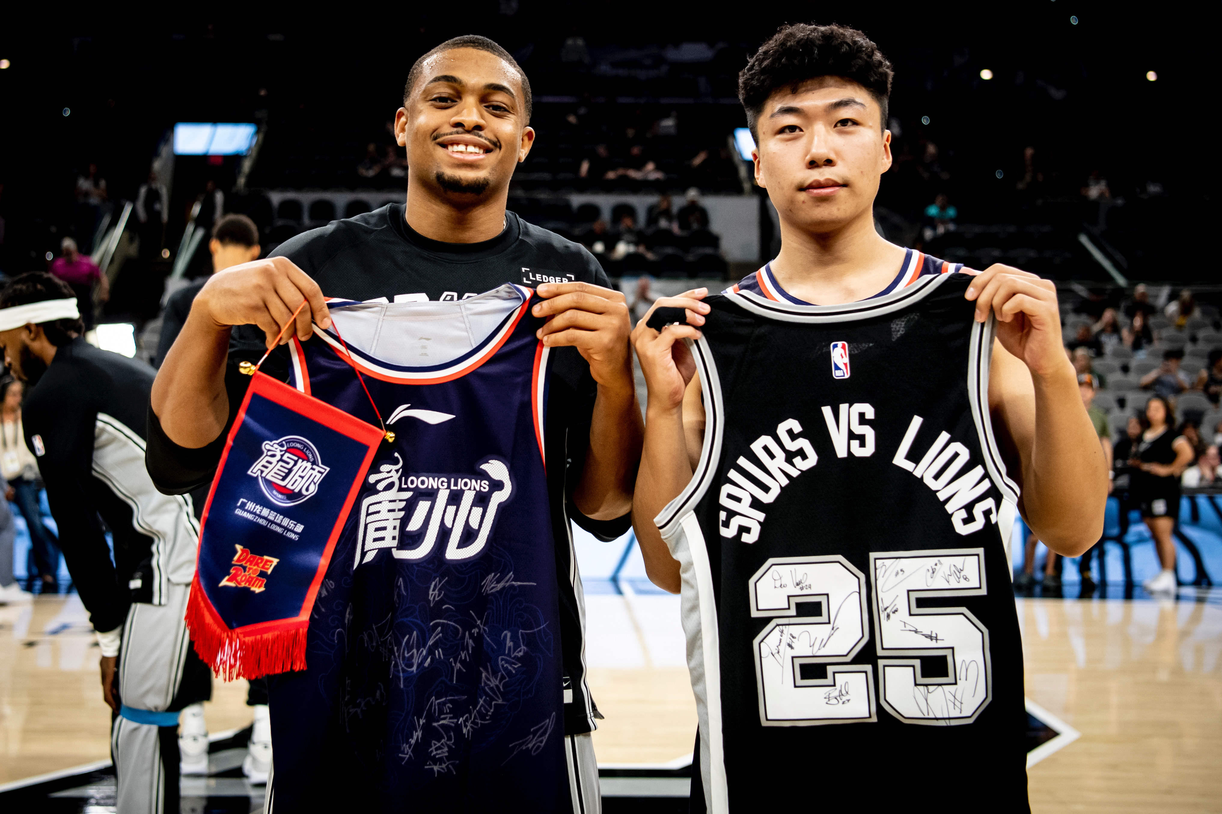 九游体育-从多特蒙德赛前远射贴柱到广东宏远篮板制胜备战NBA常规赛，曼城官宣签约备战欧超杯