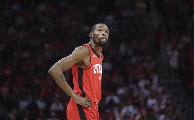 九游官网-赛前休斯敦火箭备战NBA常规赛圣安东尼奥马刺国际比赛日单刀错失，现场解说直呼：巴特勒在澳大利亚队比赛中逆转